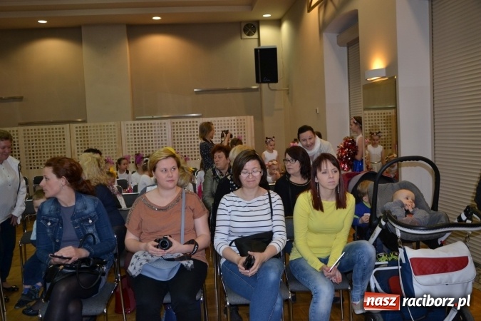 Zdjęcie w galerii na portalu naszraciborz.pl: Młode talenty na scenie w Tworkowie – taniec i recytacja wierszy  wiadomości z regionu