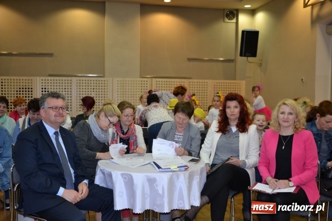 Zdjęcie w galerii na portalu naszraciborz.pl: Młode talenty na scenie w Tworkowie – taniec i recytacja wierszy  wiadomości z regionu