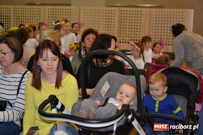 Zdjęcie w galerii na portalu naszraciborz.pl: Młode talenty na scenie w Tworkowie – taniec i recytacja wierszy  wiadomości z regionu