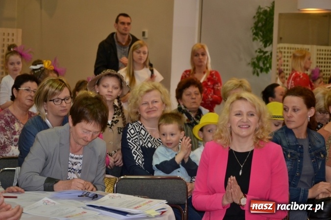 Zdjęcie w galerii na portalu naszraciborz.pl: Młode talenty na scenie w Tworkowie – taniec i recytacja wierszy  wiadomości z regionu