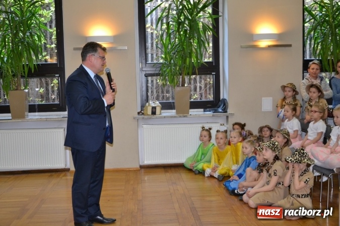 Zdjęcie w galerii na portalu naszraciborz.pl: Młode talenty na scenie w Tworkowie – taniec i recytacja wierszy  wiadomości z regionu