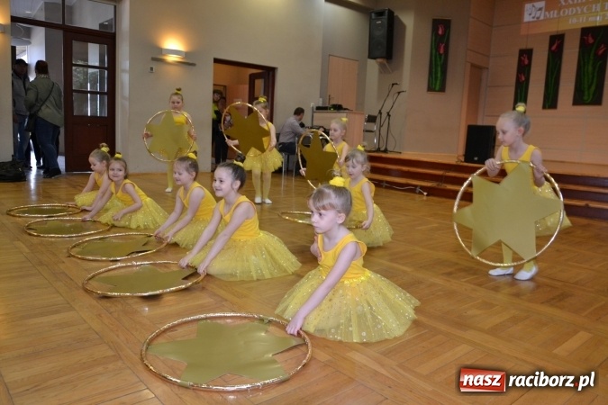 Zdjęcie w galerii na portalu naszraciborz.pl: Młode talenty na scenie w Tworkowie – taniec i recytacja wierszy  wiadomości z regionu