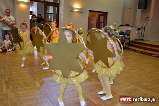 Zdjęcie w galerii na portalu naszraciborz.pl: Młode talenty na scenie w Tworkowie – taniec i recytacja wierszy  wiadomości z regionu