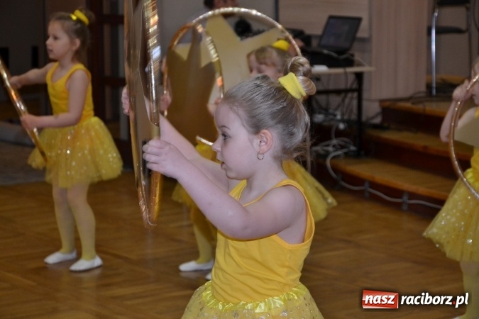 Zdjęcie w galerii na portalu naszraciborz.pl: Młode talenty na scenie w Tworkowie – taniec i recytacja wierszy  wiadomości z regionu