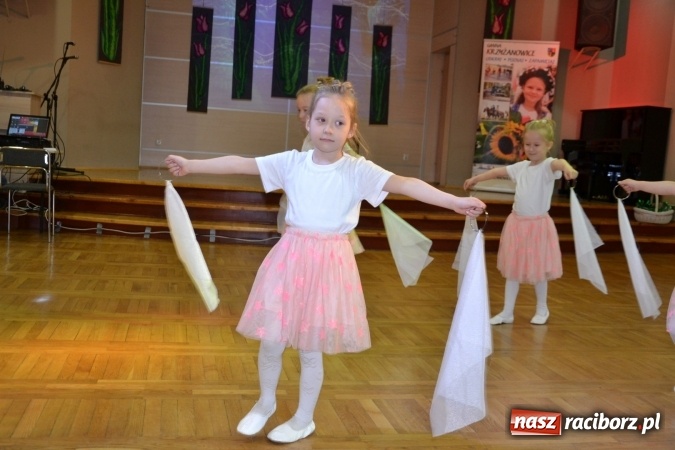 Zdjęcie w galerii na portalu naszraciborz.pl: Młode talenty na scenie w Tworkowie – taniec i recytacja wierszy  wiadomości z regionu