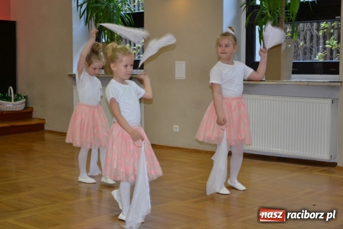 Zdjęcie w galerii na portalu naszraciborz.pl: Młode talenty na scenie w Tworkowie – taniec i recytacja wierszy  wiadomości z regionu