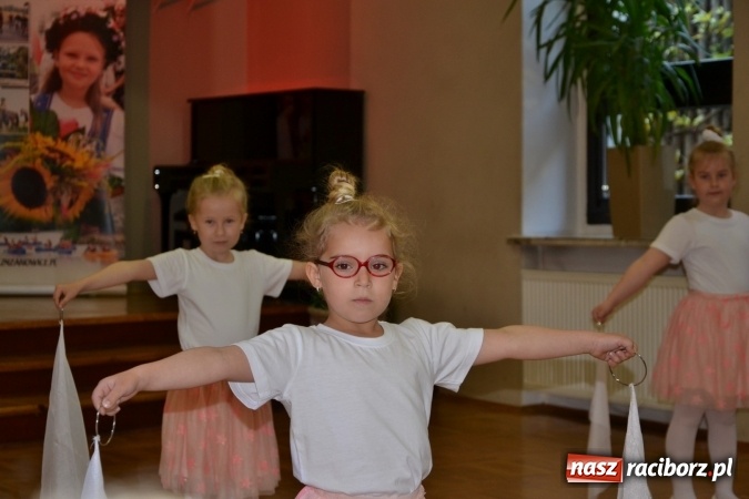 Zdjęcie w galerii na portalu naszraciborz.pl: Młode talenty na scenie w Tworkowie – taniec i recytacja wierszy  wiadomości z regionu