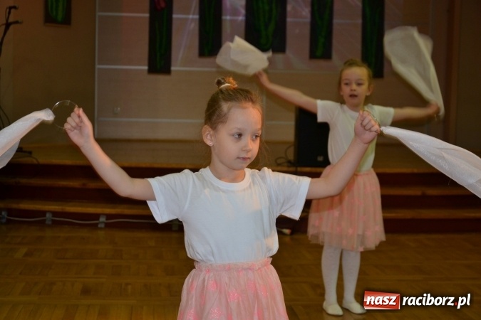 Zdjęcie w galerii na portalu naszraciborz.pl: Młode talenty na scenie w Tworkowie – taniec i recytacja wierszy  wiadomości z regionu