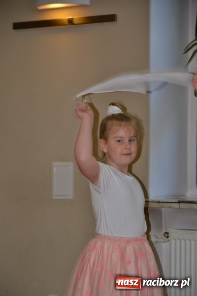 Zdjęcie w galerii na portalu naszraciborz.pl: Młode talenty na scenie w Tworkowie – taniec i recytacja wierszy  wiadomości z regionu