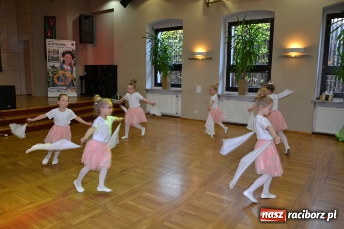 Zdjęcie w galerii na portalu naszraciborz.pl: Młode talenty na scenie w Tworkowie – taniec i recytacja wierszy  wiadomości z regionu