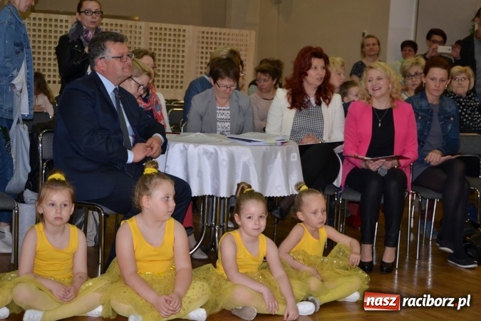 Zdjęcie w galerii na portalu naszraciborz.pl: Młode talenty na scenie w Tworkowie – taniec i recytacja wierszy  wiadomości z regionu