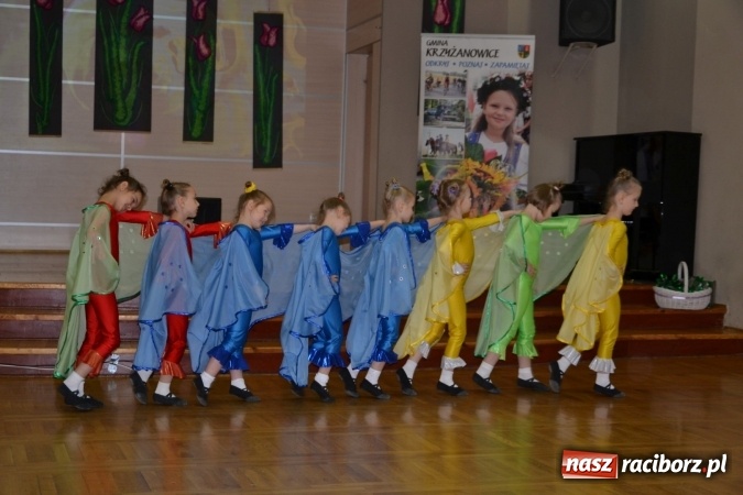 Zdjęcie w galerii na portalu naszraciborz.pl: Młode talenty na scenie w Tworkowie – taniec i recytacja wierszy  wiadomości z regionu