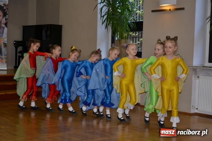 Zdjęcie w galerii na portalu naszraciborz.pl: Młode talenty na scenie w Tworkowie – taniec i recytacja wierszy  wiadomości z regionu