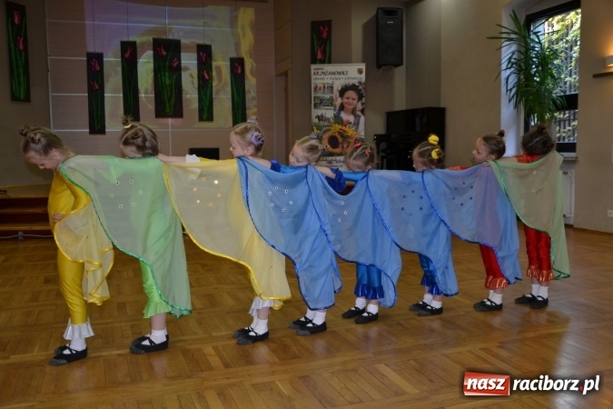 Zdjęcie w galerii na portalu naszraciborz.pl: Młode talenty na scenie w Tworkowie – taniec i recytacja wierszy  wiadomości z regionu