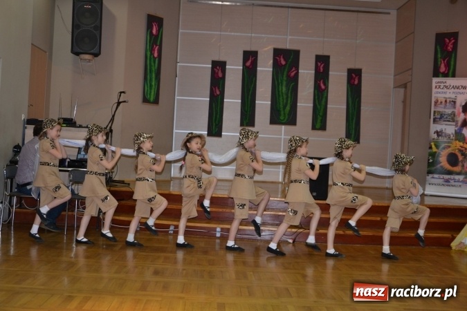 Zdjęcie w galerii na portalu naszraciborz.pl: Młode talenty na scenie w Tworkowie – taniec i recytacja wierszy  wiadomości z regionu