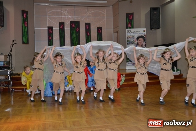 Zdjęcie w galerii na portalu naszraciborz.pl: Młode talenty na scenie w Tworkowie – taniec i recytacja wierszy  wiadomości z regionu