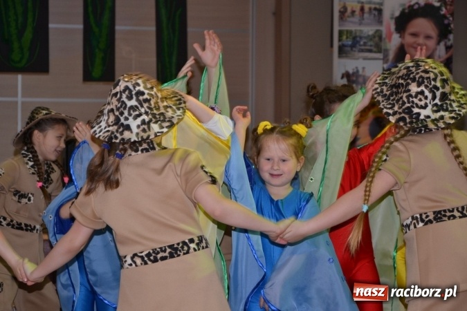 Zdjęcie w galerii na portalu naszraciborz.pl: Młode talenty na scenie w Tworkowie – taniec i recytacja wierszy  wiadomości z regionu