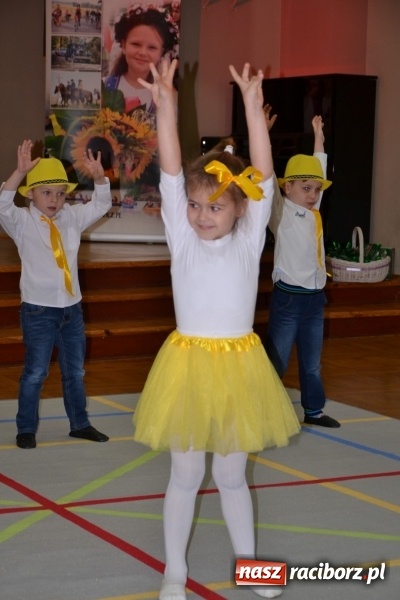 Zdjęcie w galerii na portalu naszraciborz.pl: Młode talenty na scenie w Tworkowie – taniec i recytacja wierszy  wiadomości z regionu