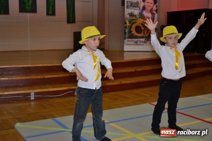 Zdjęcie w galerii na portalu naszraciborz.pl: Młode talenty na scenie w Tworkowie – taniec i recytacja wierszy  wiadomości z regionu