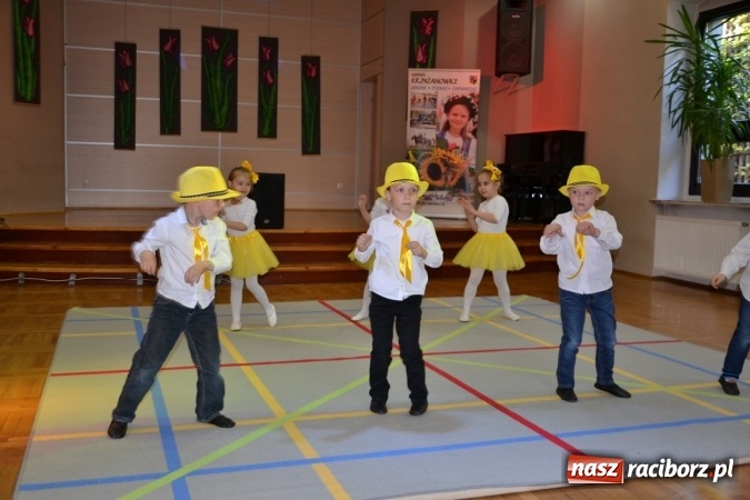 Zdjęcie w galerii na portalu naszraciborz.pl: Młode talenty na scenie w Tworkowie – taniec i recytacja wierszy  wiadomości z regionu