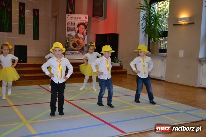 Zdjęcie w galerii na portalu naszraciborz.pl: Młode talenty na scenie w Tworkowie – taniec i recytacja wierszy  wiadomości z regionu