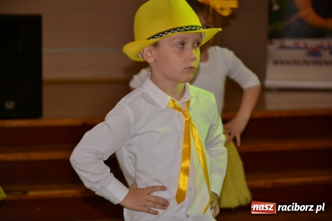 Zdjęcie w galerii na portalu naszraciborz.pl: Młode talenty na scenie w Tworkowie – taniec i recytacja wierszy  wiadomości z regionu