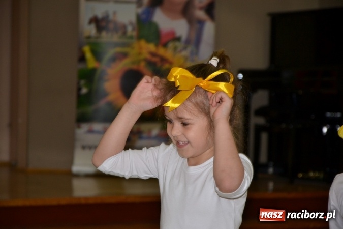 Zdjęcie w galerii na portalu naszraciborz.pl: Młode talenty na scenie w Tworkowie – taniec i recytacja wierszy  wiadomości z regionu