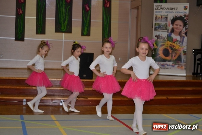 Zdjęcie w galerii na portalu naszraciborz.pl: Młode talenty na scenie w Tworkowie – taniec i recytacja wierszy  wiadomości z regionu