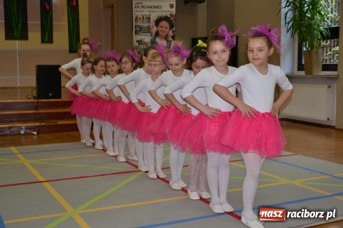 Zdjęcie w galerii na portalu naszraciborz.pl: Młode talenty na scenie w Tworkowie – taniec i recytacja wierszy  wiadomości z regionu