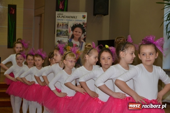 Zdjęcie w galerii na portalu naszraciborz.pl: Młode talenty na scenie w Tworkowie – taniec i recytacja wierszy  wiadomości z regionu