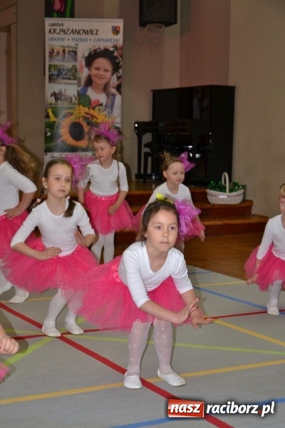 Zdjęcie w galerii na portalu naszraciborz.pl: Młode talenty na scenie w Tworkowie – taniec i recytacja wierszy  wiadomości z regionu