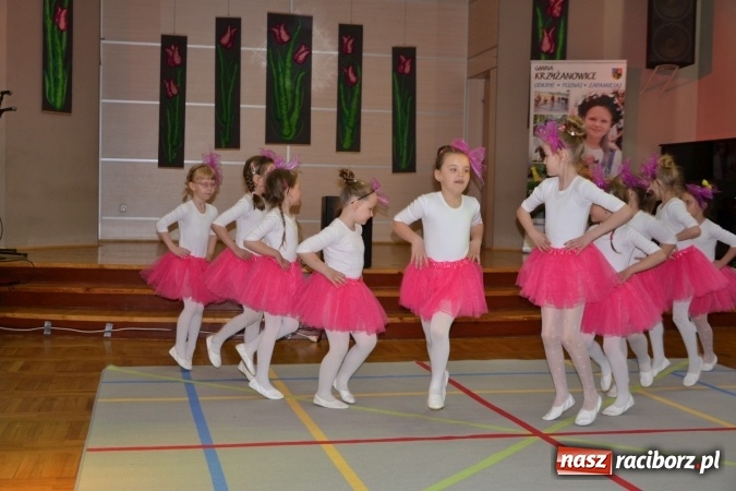 Zdjęcie w galerii na portalu naszraciborz.pl: Młode talenty na scenie w Tworkowie – taniec i recytacja wierszy  wiadomości z regionu