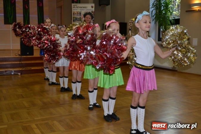 Zdjęcie w galerii na portalu naszraciborz.pl: Młode talenty na scenie w Tworkowie – taniec i recytacja wierszy  wiadomości z regionu