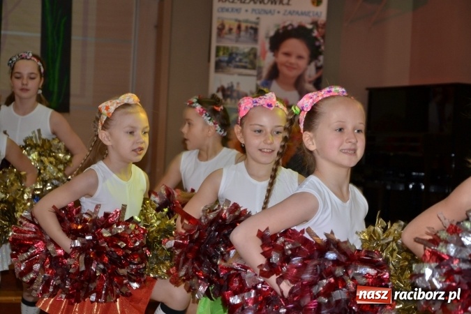 Zdjęcie w galerii na portalu naszraciborz.pl: Młode talenty na scenie w Tworkowie – taniec i recytacja wierszy  wiadomości z regionu