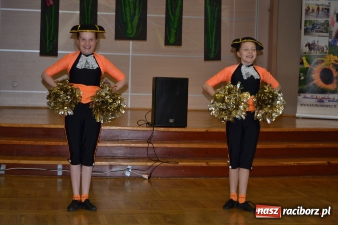 Zdjęcie w galerii na portalu naszraciborz.pl: Młode talenty na scenie w Tworkowie – taniec i recytacja wierszy  wiadomości z regionu