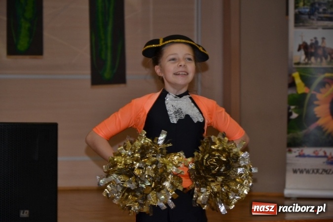 Zdjęcie w galerii na portalu naszraciborz.pl: Młode talenty na scenie w Tworkowie – taniec i recytacja wierszy  wiadomości z regionu