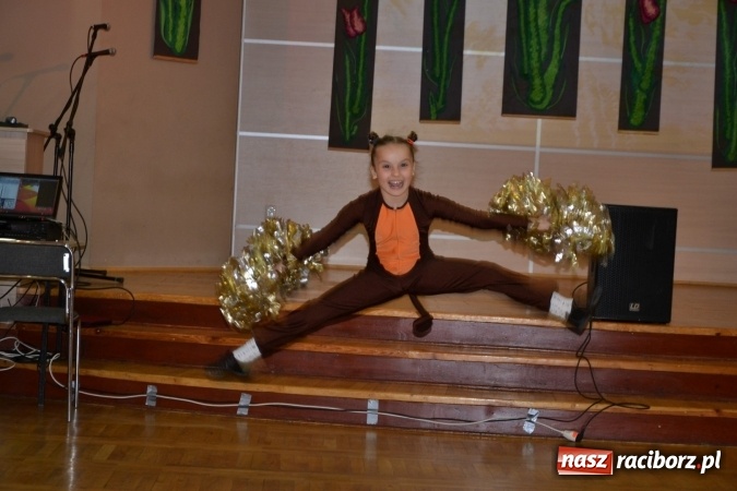 Zdjęcie w galerii na portalu naszraciborz.pl: Młode talenty na scenie w Tworkowie – taniec i recytacja wierszy  wiadomości z regionu