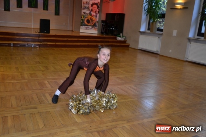 Zdjęcie w galerii na portalu naszraciborz.pl: Młode talenty na scenie w Tworkowie – taniec i recytacja wierszy  wiadomości z regionu