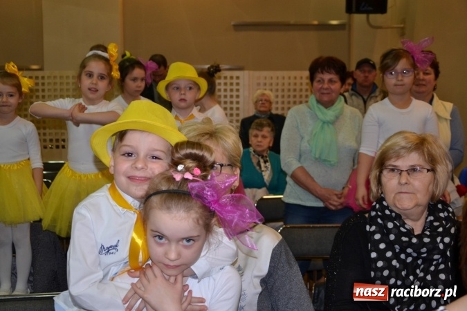 Zdjęcie w galerii na portalu naszraciborz.pl: Młode talenty na scenie w Tworkowie – taniec i recytacja wierszy  wiadomości z regionu