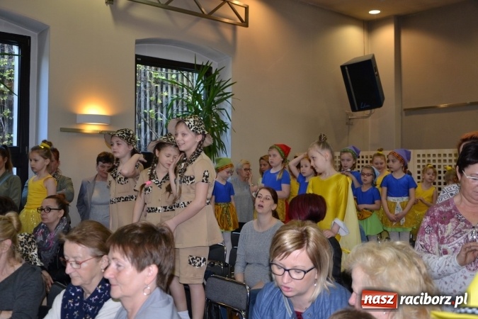 Zdjęcie w galerii na portalu naszraciborz.pl: Młode talenty na scenie w Tworkowie – taniec i recytacja wierszy  wiadomości z regionu