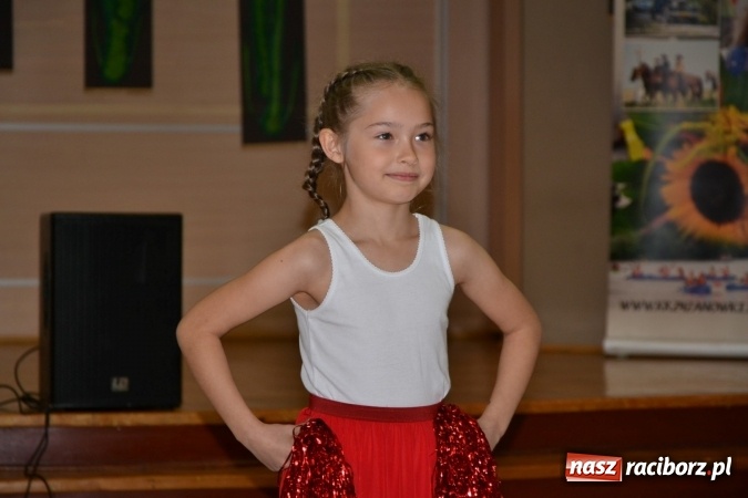 Zdjęcie w galerii na portalu naszraciborz.pl: Młode talenty na scenie w Tworkowie – taniec i recytacja wierszy  wiadomości z regionu