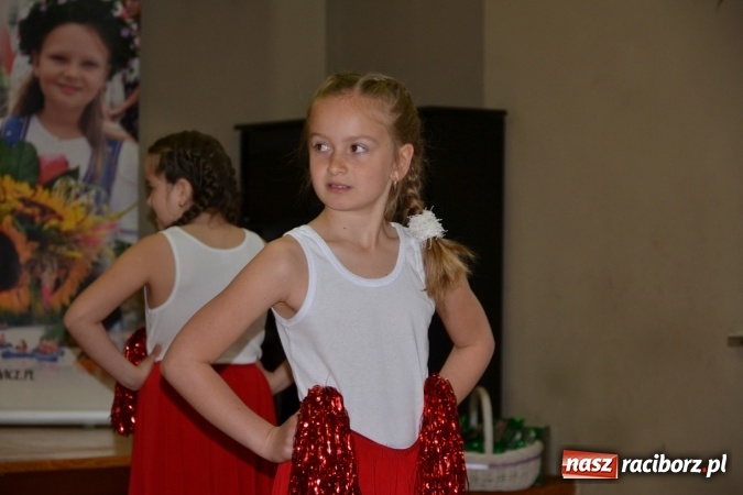 Zdjęcie w galerii na portalu naszraciborz.pl: Młode talenty na scenie w Tworkowie – taniec i recytacja wierszy  wiadomości z regionu