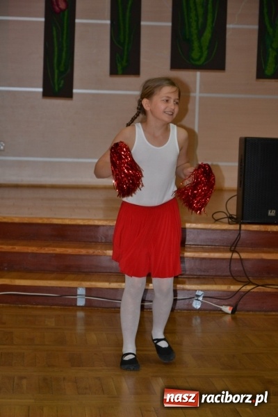 Zdjęcie w galerii na portalu naszraciborz.pl: Młode talenty na scenie w Tworkowie – taniec i recytacja wierszy  wiadomości z regionu