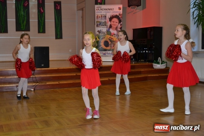 Zdjęcie w galerii na portalu naszraciborz.pl: Młode talenty na scenie w Tworkowie – taniec i recytacja wierszy  wiadomości z regionu