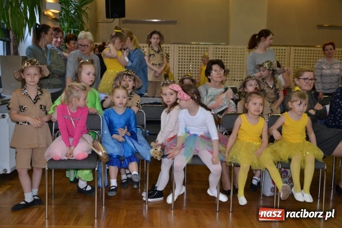 Zdjęcie w galerii na portalu naszraciborz.pl: Młode talenty na scenie w Tworkowie – taniec i recytacja wierszy  wiadomości z regionu