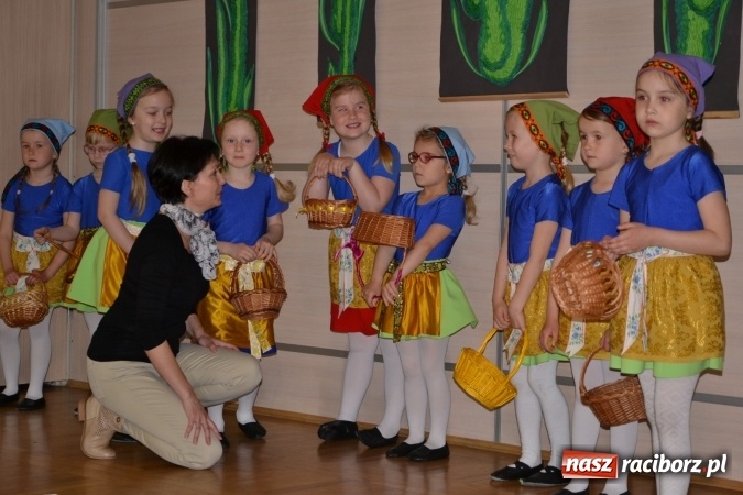 Zdjęcie w galerii na portalu naszraciborz.pl: Młode talenty na scenie w Tworkowie – taniec i recytacja wierszy  wiadomości z regionu