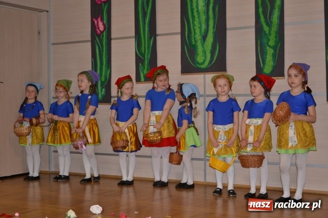 Zdjęcie w galerii na portalu naszraciborz.pl: Młode talenty na scenie w Tworkowie – taniec i recytacja wierszy  wiadomości z regionu