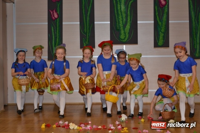 Zdjęcie w galerii na portalu naszraciborz.pl: Młode talenty na scenie w Tworkowie – taniec i recytacja wierszy  wiadomości z regionu