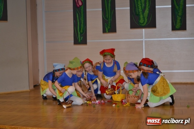 Zdjęcie w galerii na portalu naszraciborz.pl: Młode talenty na scenie w Tworkowie – taniec i recytacja wierszy  wiadomości z regionu