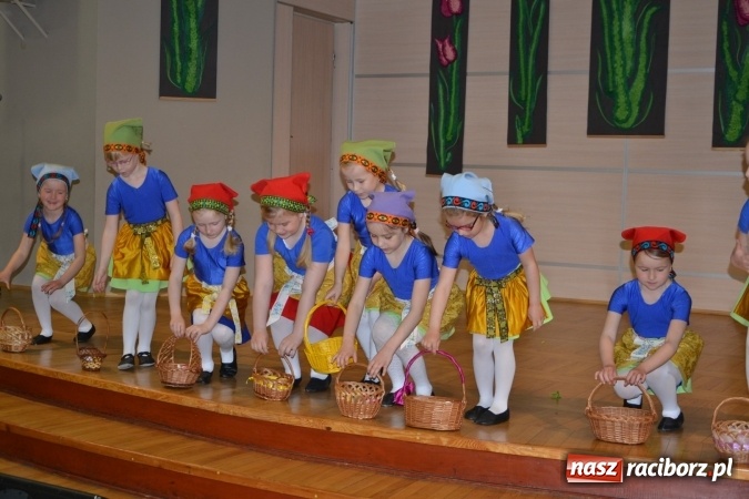 Zdjęcie w galerii na portalu naszraciborz.pl: Młode talenty na scenie w Tworkowie – taniec i recytacja wierszy  wiadomości z regionu